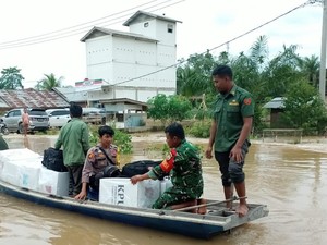 Akses Darat Kebanjiran, Polres Rohul-PPK Bawa Logistik Pilkada Pakai Perahu