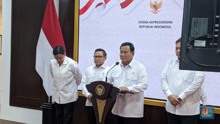 Presiden Prabowo Subianto jumpers soal UMP 2025 di Istana Jakarta, Jumat (29/11/2024). (²©²ÊÍøÕ¾/Emir Yanwardhana)