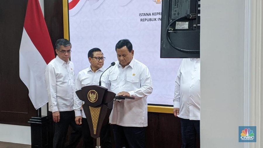 Presiden Prabowo Subianto jumpers soal UMP 2025 di Istana Jakarta, Jumat (29/11/2024). (վ/Emir Yanwardhana)