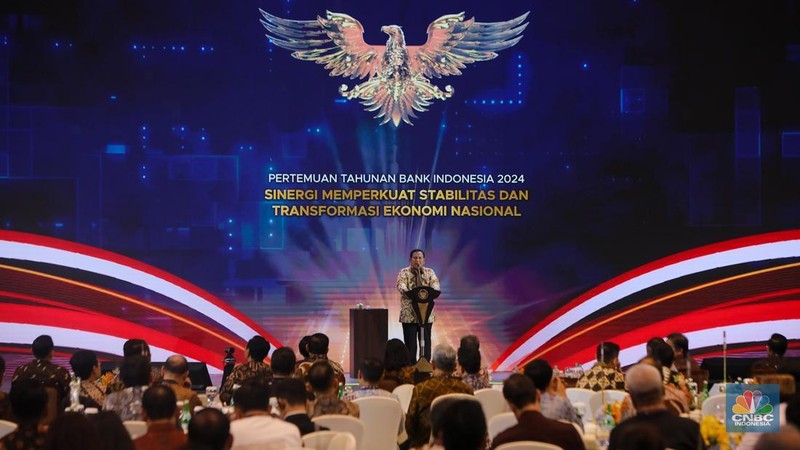 Gubernur Bank Indonesia (BI), Perry Warjiyo dalam acara Pertemuan Tahunan Bank Indonesia (PTBI) Tahun 2024 di Grha Bhasvara Icchana, kompleks kantor pusat Bank Indonesia, Jakarta, Jumat (29/11/2024) malam. (CNBC Indonesia/Faisal Rahman)