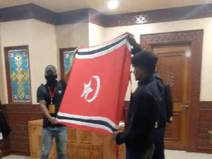 2 Pria Bentangkan Bendera Bulan Bintang di Depan Ruang Gubernur, Ini Kata KPA