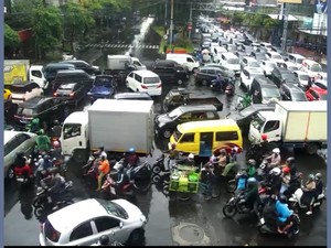 Traffic Light Padam Saat Hujan Lebat, Kemacetan Mengular di Simpang Kertajaya