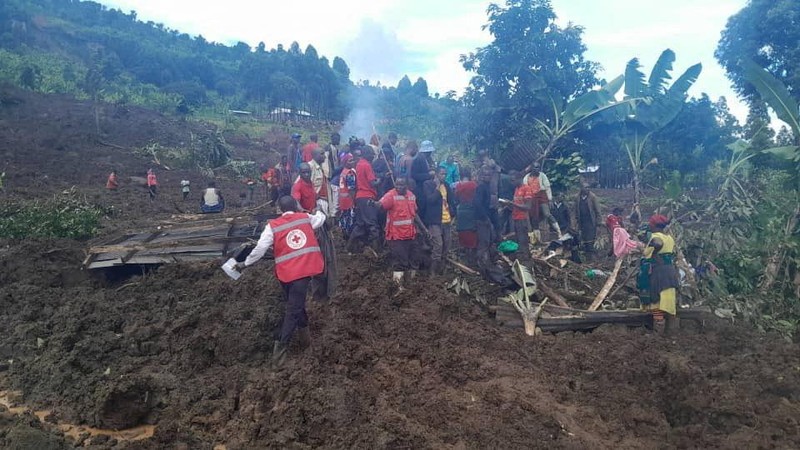 Members of Uganda Red Cross Society (URCS) team work in collaboration with local authorities and community members after a landslide triggered by heavy rains, in Bulambuli District, Uganda, November 28, 2024. Uganda Red Cross Society/Handout via REUTERS    THIS IMAGE HAS BEEN SUPPLIED BY A THIRD PARTY. NO RESALES. NO ARCHIVES