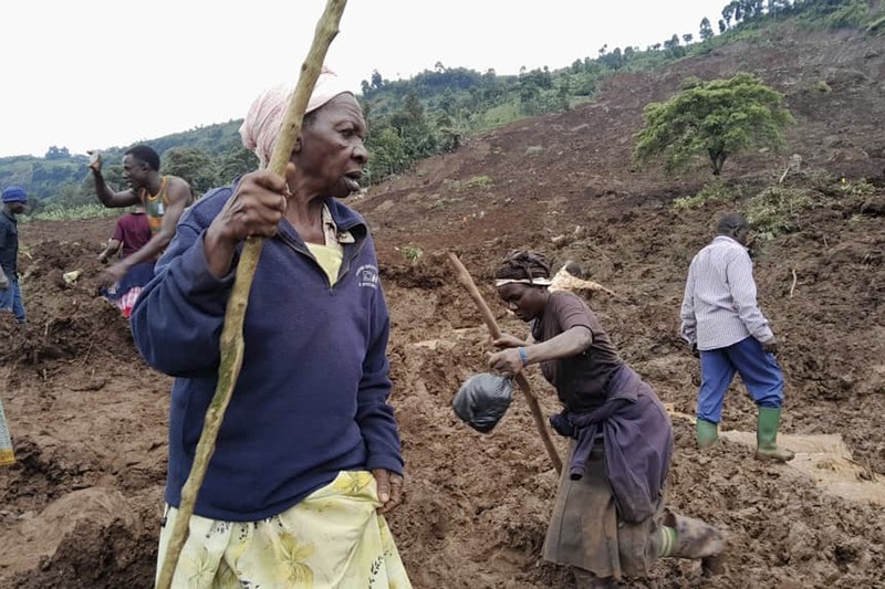Members of Uganda Red Cross Society (URCS) team work in collaboration with local authorities and community members after a landslide triggered by heavy rains, in Bulambuli District, Uganda, November 28, 2024. Uganda Red Cross Society/Handout via REUTERS    THIS IMAGE HAS BEEN SUPPLIED BY A THIRD PARTY. NO RESALES. NO ARCHIVES
