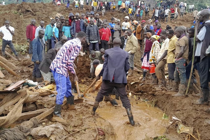 Members of Uganda Red Cross Society (URCS) team work in collaboration with local authorities and community members after a landslide triggered by heavy rains, in Bulambuli District, Uganda, November 28, 2024. Uganda Red Cross Society/Handout via REUTERS    THIS IMAGE HAS BEEN SUPPLIED BY A THIRD PARTY. NO RESALES. NO ARCHIVES