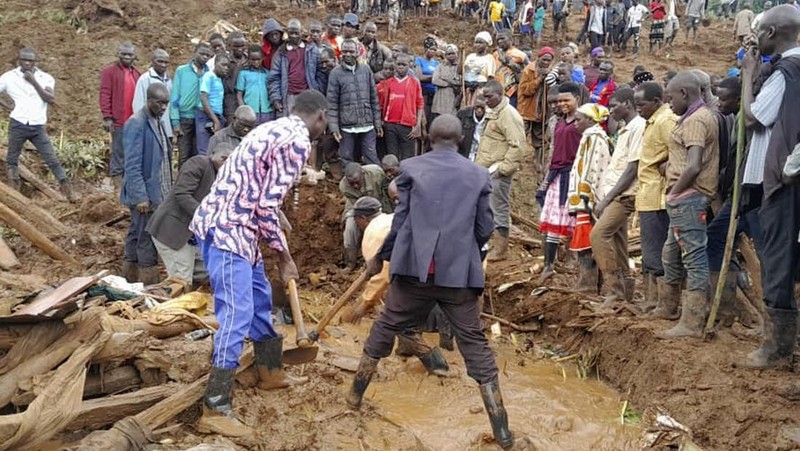 Members of Uganda Red Cross Society (URCS) team work in collaboration with local authorities and community members after a landslide triggered by heavy rains, in Bulambuli District, Uganda, November 28, 2024. Uganda Red Cross Society/Handout via REUTERS    THIS IMAGE HAS BEEN SUPPLIED BY A THIRD PARTY. NO RESALES. NO ARCHIVES