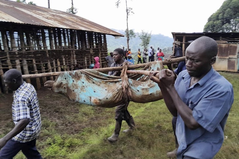 Members of Uganda Red Cross Society (URCS) team work in collaboration with local authorities and community members after a landslide triggered by heavy rains, in Bulambuli District, Uganda, November 28, 2024. Uganda Red Cross Society/Handout via REUTERS    THIS IMAGE HAS BEEN SUPPLIED BY A THIRD PARTY. NO RESALES. NO ARCHIVES