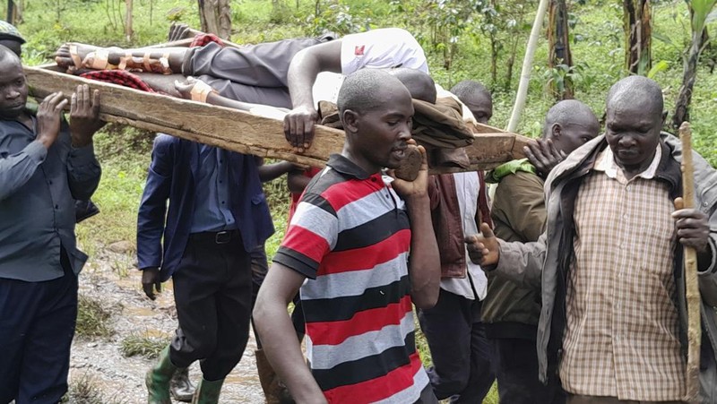 Members of Uganda Red Cross Society (URCS) team work in collaboration with local authorities and community members after a landslide triggered by heavy rains, in Bulambuli District, Uganda, November 28, 2024. Uganda Red Cross Society/Handout via REUTERS    THIS IMAGE HAS BEEN SUPPLIED BY A THIRD PARTY. NO RESALES. NO ARCHIVES