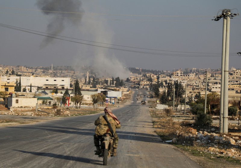 Pemberontak yang dipimpin kelompok militan Islam Hayat Tahrir al-Sham berkendara di sepanjang jalan di al-Rashideen, provinsi Aleppo, Suriah, 29 November 2024. Pemberontak yang dipimpin kelompok militan Islam Hayat Tahrir al-Sham berkendara di sepanjang jalan di al-Rashideen, provinsi Aleppo, Suriah, 29 November 2024. (REUTERS/Mahmoud Hasano)