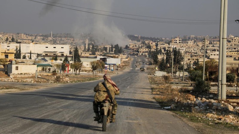 Pemberontak yang dipimpin kelompok militan Islam Hayat Tahrir al-Sham berkendara di sepanjang jalan di al-Rashideen, provinsi Aleppo, Suriah, 29 November 2024. (REUTERS/Mahmoud Hasano)