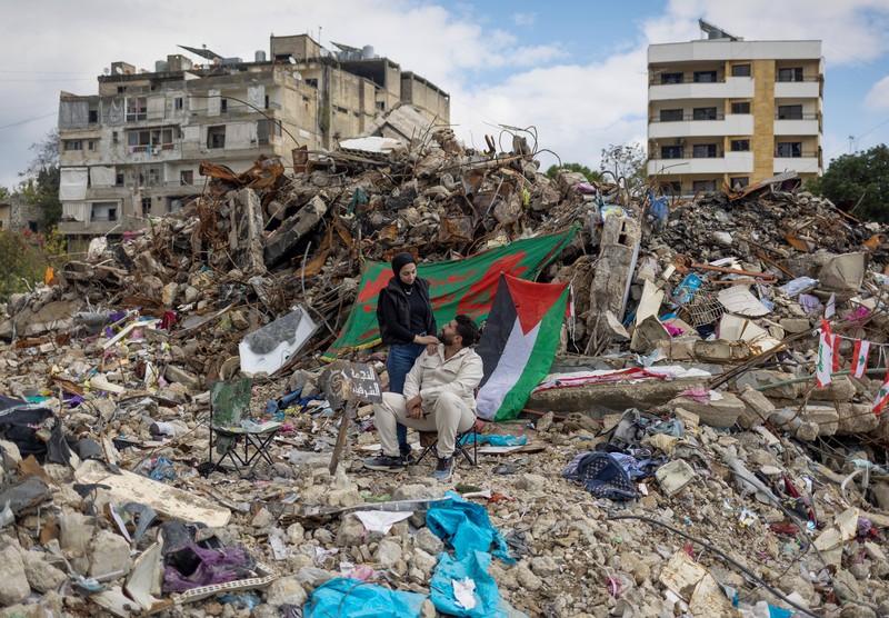 Seorang pria berjalan menuju bangunan yang rusak akibat serangan Israel, di kota Nabatieh, Lebanon selatan, pada hari kedua gencatan senjata antara Israel dan Hizbullah, Lebanon, 28 November 2024. (REUTERS/Adnan Abidi)