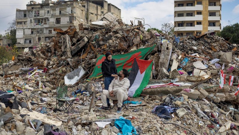 Seorang pria berjalan menuju bangunan yang rusak akibat serangan Israel, di kota Nabatieh, Lebanon selatan, pada hari kedua gencatan senjata antara Israel dan Hizbullah, Lebanon, 28 November 2024. (REUTERS/Adnan Abidi)