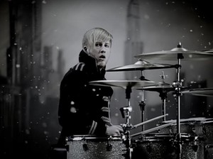 Kimberly Ryder dan Edward Akbar Resmi Cerai, Eks Drummer MCR Ditemukan Tewas