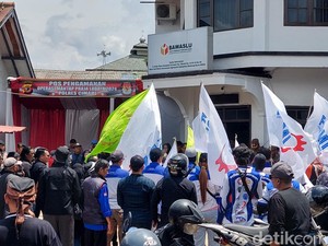 Buruh Geruduk Kantor Bawaslu Bandung Barat