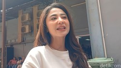 Rasa Sedih Dewi Perssik Nggak Nyekar ke Makam Ayah Sebelum Ramadan