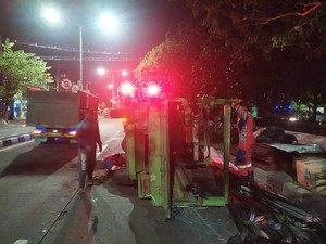 Sopir Ngantuk, Truk Muat Bahan Bangunan Terguling di Surabaya
