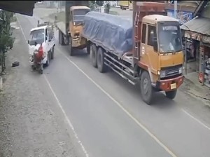 Laka Beruntun 4 Kendaraan di Muara Enim Terekam CCTV, Pemotor Terpental