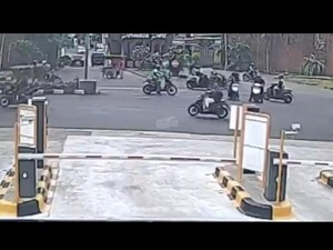 Diduga Mengantuk, Pelajar SMA Sopiri Xpander Tabrak 2 Motor di Semarang