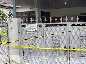 Rumah TKP Pembunuhan Ayah dan Nenek di Cilandak Dipasangi Garis Polisi
