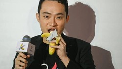 Justin Sun Makan Karya Seni Pisang Dilakban Rp 99,5 M, Ini Katanya