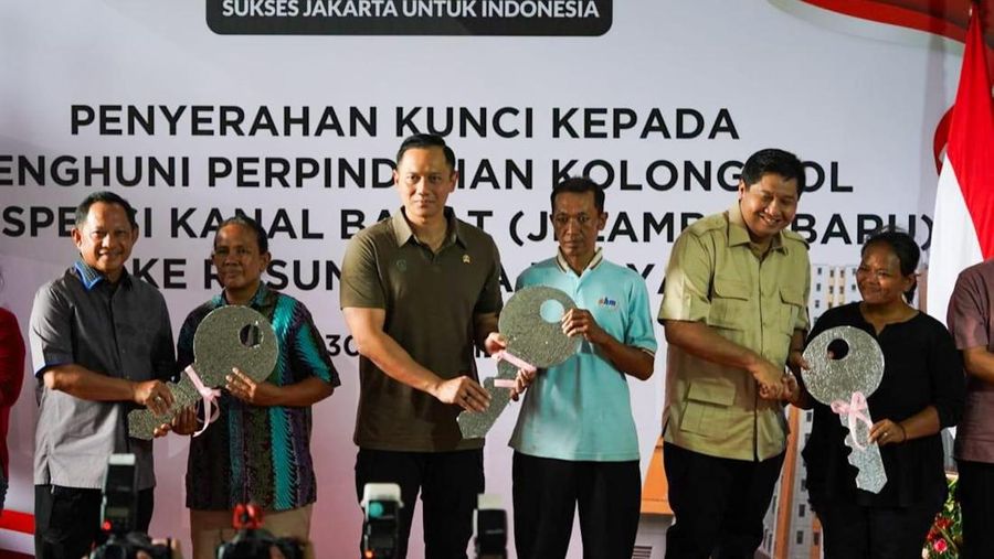 Menteri Koordinator Infrastruktur dan Pembangunan Kewilayahan Agus Harimurti Yudhoyono saat menyerahkan kunci rumah susun secara simbolis kepada warga penghuni kolong tol Jalan Inspeksi Kanal Barat (Jelambar Baru) di Rumah Susun Rawa Buaya, Jakarta Barat, Sabtu (30/11/2024). (Dok. Kemenko Infrastruktur dan Pembangunan Wilayah)