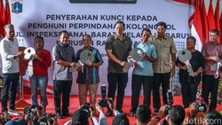 Momen AHY-Ara Serahkan Kunci Rusun Rawa Buaya ke Warga Kolong Tol Angke