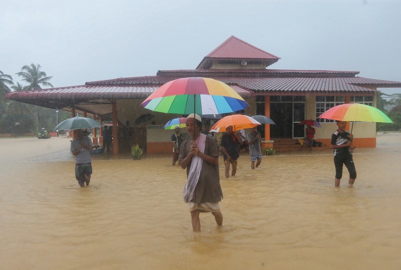 Para pria berjalan melewati banjir setelah menunaikan salat di sebuah masjid di Hulu Terengganu, Malaysia, 29 November 2024. Para pria berjalan melewati banjir setelah menunaikan salat di sebuah masjid di Hulu Terengganu, Malaysia, 29 November 2024. (REUTERS/ Stringer)