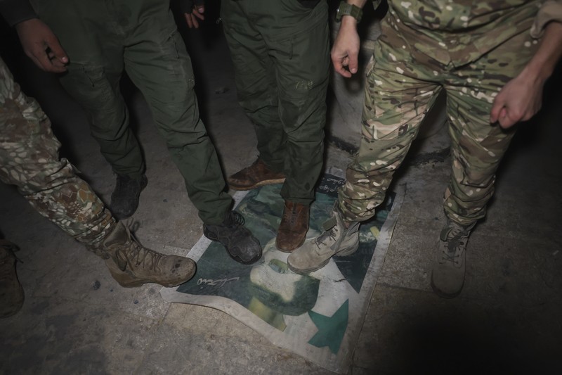 Pemberontak yang dipimpin kelompok militan Islam Hayat Tahrir al-Sham berkendara di sepanjang jalan di al-Rashideen, provinsi Aleppo, Suriah, 29 November 2024. Pemberontak yang dipimpin kelompok militan Islam Hayat Tahrir al-Sham berkendara di sepanjang jalan di al-Rashideen, provinsi Aleppo, Suriah, 29 November 2024. (REUTERS/Mahmoud Hasano)