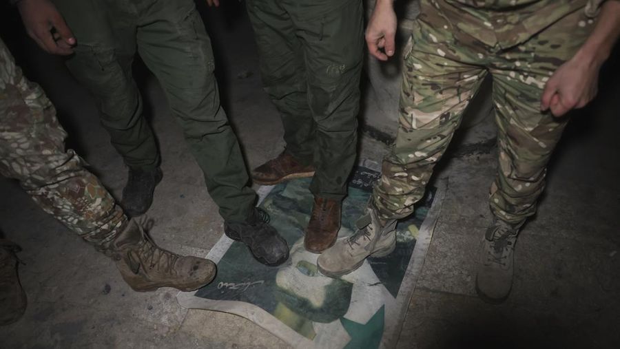 Pemberontak yang dipimpin kelompok militan Islam Hayat Tahrir al-Sham berkendara di sepanjang jalan di al-Rashideen, provinsi Aleppo, Suriah, 29 November 2024. (REUTERS/Mahmoud Hasano)