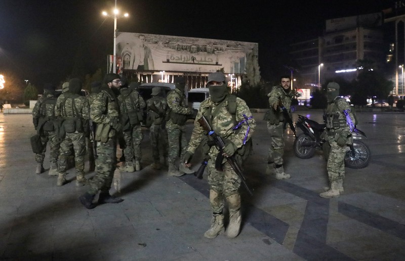 Pemberontak yang dipimpin kelompok militan Islam Hayat Tahrir al-Sham berkendara di sepanjang jalan di al-Rashideen, provinsi Aleppo, Suriah, 29 November 2024. Pemberontak yang dipimpin kelompok militan Islam Hayat Tahrir al-Sham berkendara di sepanjang jalan di al-Rashideen, provinsi Aleppo, Suriah, 29 November 2024. (REUTERS/Mahmoud Hasano)