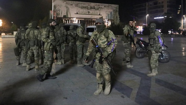 Pejuang oposisi Suriah berkumpul di Lapangan Saadallah al-Jabiri, setelah pemberontak yang menentang Presiden Suriah Bashar al-Assad mengatakan mereka telah mencapai jantung Aleppo, Suriah, 30 November 2024. (REUTERS/Mahmoud Hasano)