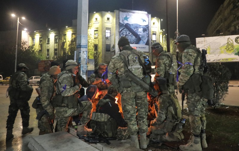 Pemberontak yang dipimpin kelompok militan Islam Hayat Tahrir al-Sham berkendara di sepanjang jalan di al-Rashideen, provinsi Aleppo, Suriah, 29 November 2024. (REUTERS/Mahmoud Hasano)