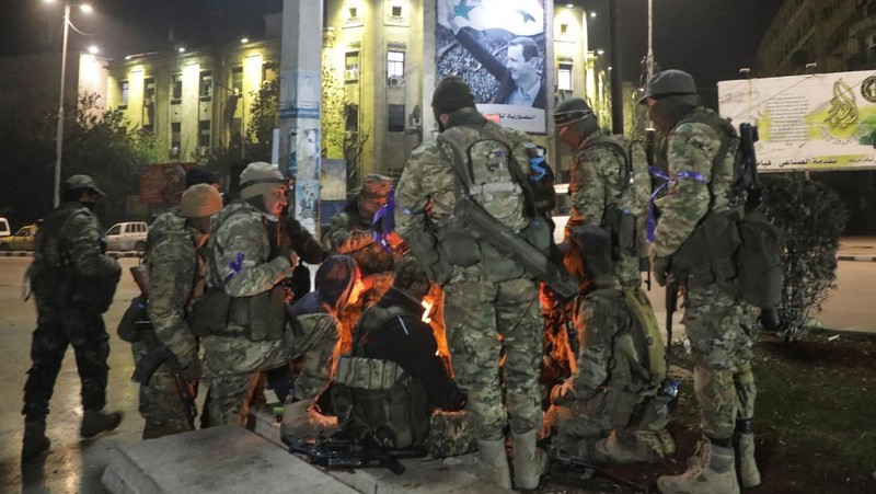 Pemberontak yang dipimpin kelompok militan Islam Hayat Tahrir al-Sham berkendara di sepanjang jalan di al-Rashideen, provinsi Aleppo, Suriah, 29 November 2024. (REUTERS/Mahmoud Hasano)