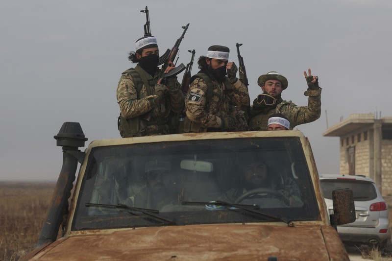 Pemberontak yang dipimpin kelompok militan Islam Hayat Tahrir al-Sham berkendara di sepanjang jalan di al-Rashideen, provinsi Aleppo, Suriah, 29 November 2024. Pemberontak yang dipimpin kelompok militan Islam Hayat Tahrir al-Sham berkendara di sepanjang jalan di al-Rashideen, provinsi Aleppo, Suriah, 29 November 2024. (REUTERS/Mahmoud Hasano)