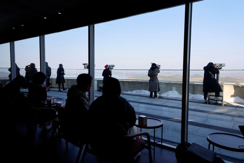 Pelanggan mengantre di depan toko baru Starbucks di puncak Observatorium Puncak Aegibong, selatan zona demiliterisasi (DMZ), yang memisahkan kedua Korea, di Gimpo, Korea Selatan, 29 November 2024. Pelanggan mengantre di depan toko baru Starbucks di puncak Observatorium Puncak Aegibong, selatan zona demiliterisasi (DMZ), yang memisahkan kedua Korea, di Gimpo, Korea Selatan, 29 November 2024. (REUTERS/Kim Soo-hyeon)
