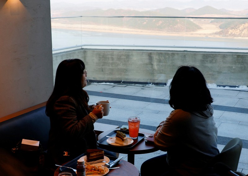 Pelanggan mengantre di depan toko baru Starbucks di puncak Observatorium Puncak Aegibong, selatan zona demiliterisasi (DMZ), yang memisahkan kedua Korea, di Gimpo, Korea Selatan, 29 November 2024. (REUTERS/Kim Soo-hyeon)
