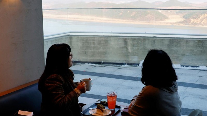 Pelanggan mengantre di depan toko baru Starbucks di puncak Observatorium Puncak Aegibong, selatan zona demiliterisasi (DMZ), yang memisahkan kedua Korea, di Gimpo, Korea Selatan, 29 November 2024. (REUTERS/Kim Soo-hyeon)