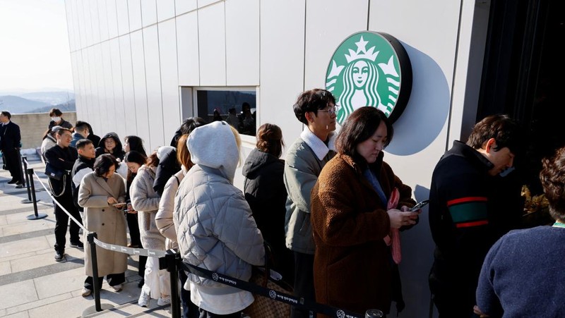 Pelanggan mengantre di depan toko baru Starbucks di puncak Observatorium Puncak Aegibong, selatan zona demiliterisasi (DMZ), yang memisahkan kedua Korea, di Gimpo, Korea Selatan, 29 November 2024. (REUTERS/Kim Soo-hyeon)