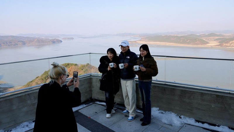 Pelanggan mengantre di depan toko baru Starbucks di puncak Observatorium Puncak Aegibong, selatan zona demiliterisasi (DMZ), yang memisahkan kedua Korea, di Gimpo, Korea Selatan, 29 November 2024. (REUTERS/Kim Soo-hyeon)