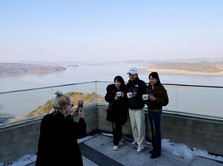 Foto: Suasana di puncak Observatorium Puncak Aegibong, selatan zona demiliterisasi (DMZ) yang memisahkan Korea Selatan dan Korea Utara di Gimpo, Korea Selatan, beberapa waktu lalu. (REUTERS/Soo-hyeon Kim)