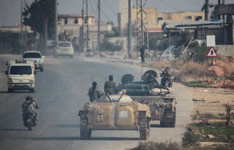 Pemberontak yang dipimpin kelompok militan Islam Hayat Tahrir al-Sham berkendara di sepanjang jalan di al-Rashideen, provinsi Aleppo, Suriah, 29 November 2024. Pemberontak yang dipimpin kelompok militan Islam Hayat Tahrir al-Sham berkendara di sepanjang jalan di al-Rashideen, provinsi Aleppo, Suriah, 29 November 2024. (REUTERS/Mahmoud Hasano)