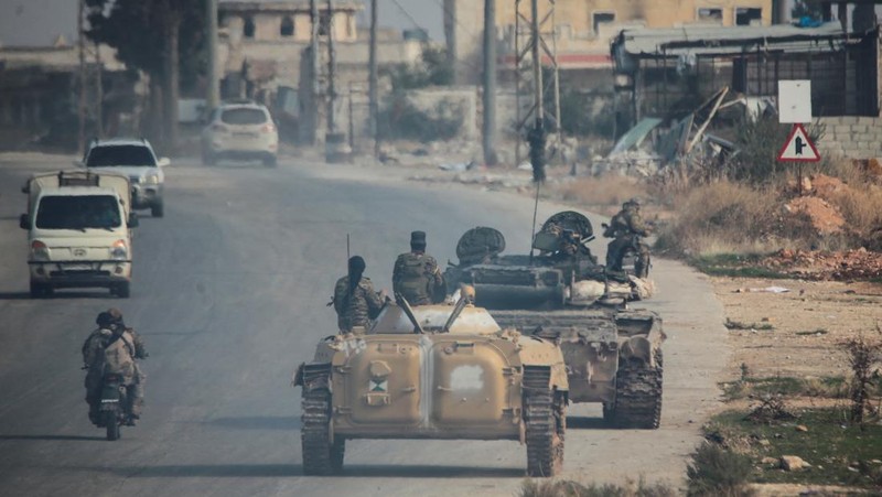 Pemberontak yang dipimpin kelompok militan Islam Hayat Tahrir al-Sham berkendara di sepanjang jalan di al-Rashideen, provinsi Aleppo, Suriah, 29 November 2024. (REUTERS/Mahmoud Hasano)