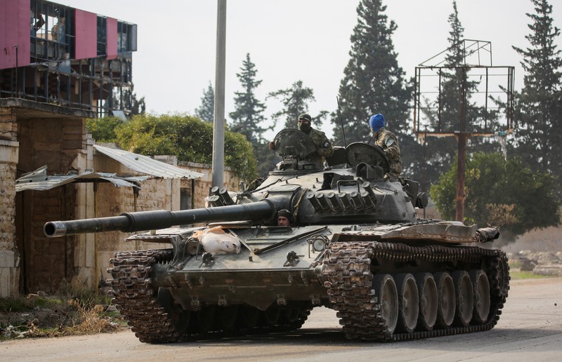 Pemberontak yang dipimpin kelompok militan Islam Hayat Tahrir al-Sham berkendara di sepanjang jalan di al-Rashideen, provinsi Aleppo, Suriah, 29 November 2024. Pemberontak yang dipimpin kelompok militan Islam Hayat Tahrir al-Sham berkendara di sepanjang jalan di al-Rashideen, provinsi Aleppo, Suriah, 29 November 2024. (REUTERS/Mahmoud Hasano)