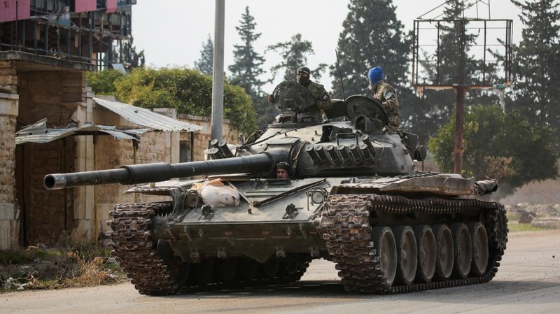 Pemberontak yang dipimpin kelompok militan Islam Hayat Tahrir al-Sham berkendara di sepanjang jalan di al-Rashideen, provinsi Aleppo, Suriah, 29 November 2024. (REUTERS/Mahmoud Hasano)