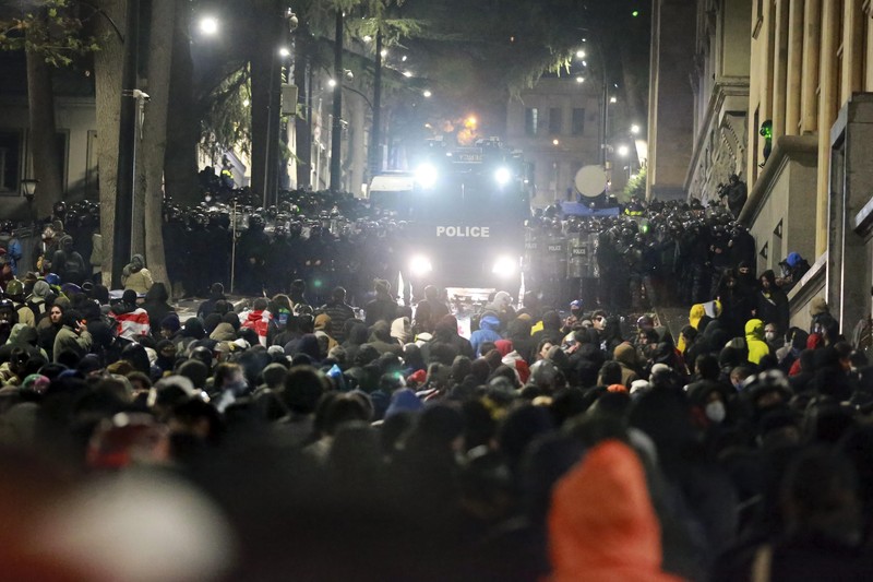 Para demonstran menggunakan petasan terhadap polisi saat polisi memblokir jalan untuk mencegah pengunjuk rasa berunjuk rasa menentang keputusan pemerintah untuk menangguhkan negosiasi untuk bergabung dengan Uni Eropa selama empat tahun, di luar gedung parlemen di Tbilisi, Georgia, Sabtu dini hari, 30 November 2024. Para demonstran menggunakan petasan terhadap polisi saat polisi memblokir jalan untuk mencegah pengunjuk rasa berunjuk rasa menentang keputusan pemerintah untuk menangguhkan negosiasi untuk bergabung dengan Uni Eropa selama empat tahun, di luar gedung parlemen di Tbilisi, Georgia, Sabtu dini hari, 30 November 2024. (AP Photo/Zurab Tsertsvadze)