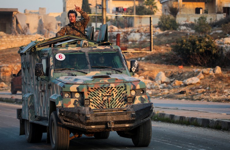 Pemberontak yang dipimpin kelompok militan Islam Hayat Tahrir al-Sham berkendara di sepanjang jalan di al-Rashideen, provinsi Aleppo, Suriah, 29 November 2024. Pemberontak yang dipimpin kelompok militan Islam Hayat Tahrir al-Sham berkendara di sepanjang jalan di al-Rashideen, provinsi Aleppo, Suriah, 29 November 2024. (REUTERS/Mahmoud Hasano)