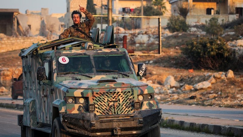 Pemberontak yang dipimpin kelompok militan Islam Hayat Tahrir al-Sham berkendara di sepanjang jalan di al-Rashideen, provinsi Aleppo, Suriah, 29 November 2024. (REUTERS/Mahmoud Hasano)