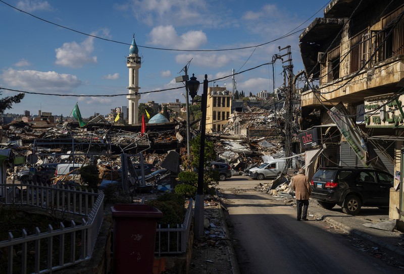 Seorang pria berjalan menuju bangunan yang rusak akibat serangan Israel, di kota Nabatieh, Lebanon selatan, pada hari kedua gencatan senjata antara Israel dan Hizbullah, Lebanon, 28 November 2024. Seorang pria berjalan menuju bangunan yang rusak akibat serangan Israel, di kota Nabatieh, Lebanon selatan, pada hari kedua gencatan senjata antara Israel dan Hizbullah, Lebanon, 28 November 2024. (REUTERS/Adnan Abidi)
