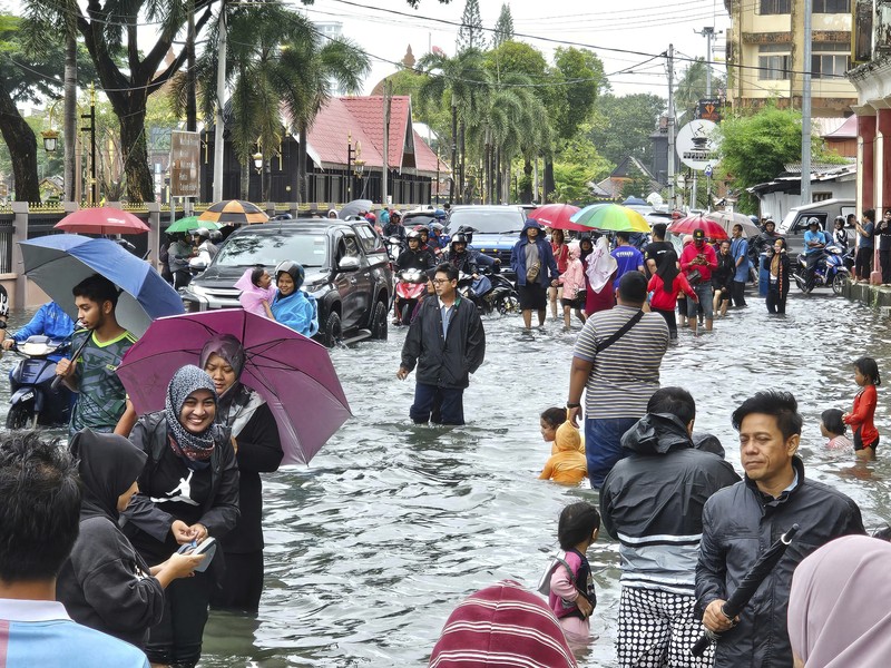 Para pria berjalan melewati banjir setelah menunaikan salat di sebuah masjid di Hulu Terengganu, Malaysia, 29 November 2024. Para pria berjalan melewati banjir setelah menunaikan salat di sebuah masjid di Hulu Terengganu, Malaysia, 29 November 2024. (REUTERS/ Stringer)