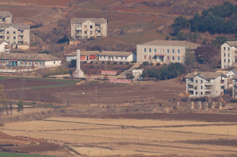 Pelanggan mengantre di depan toko baru Starbucks di puncak Observatorium Puncak Aegibong, selatan zona demiliterisasi (DMZ), yang memisahkan kedua Korea, di Gimpo, Korea Selatan, 29 November 2024. Pelanggan mengantre di depan toko baru Starbucks di puncak Observatorium Puncak Aegibong, selatan zona demiliterisasi (DMZ), yang memisahkan kedua Korea, di Gimpo, Korea Selatan, 29 November 2024. (REUTERS/Kim Soo-hyeon)